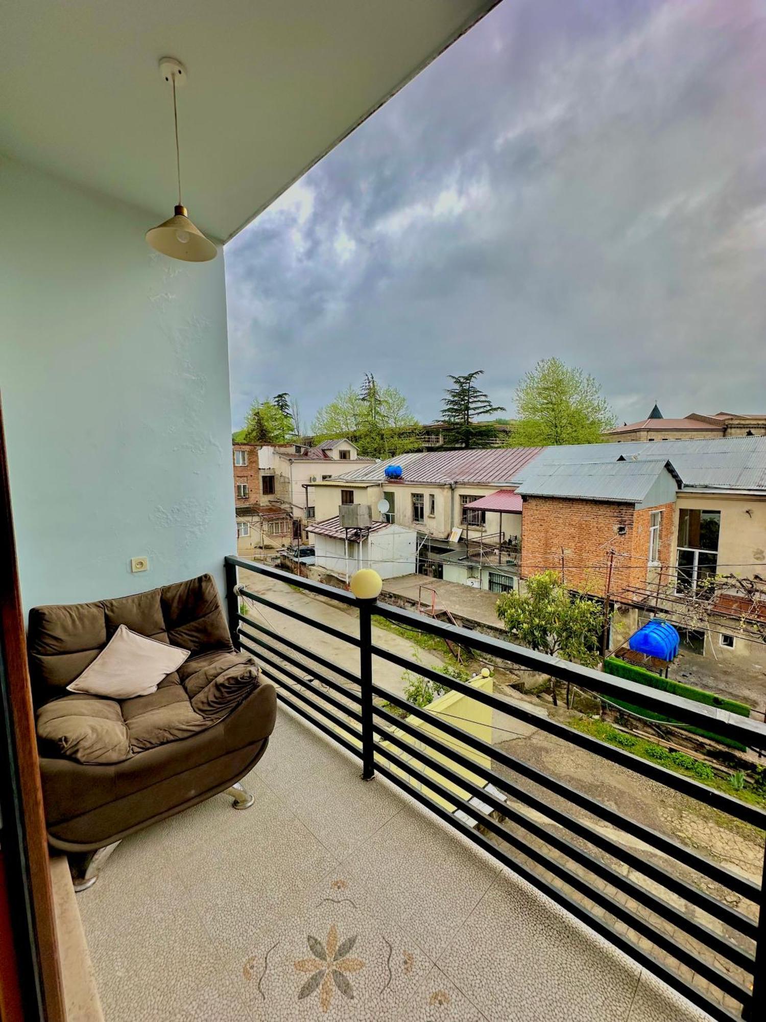 Hotel Balcony Koetaisi Buitenkant foto