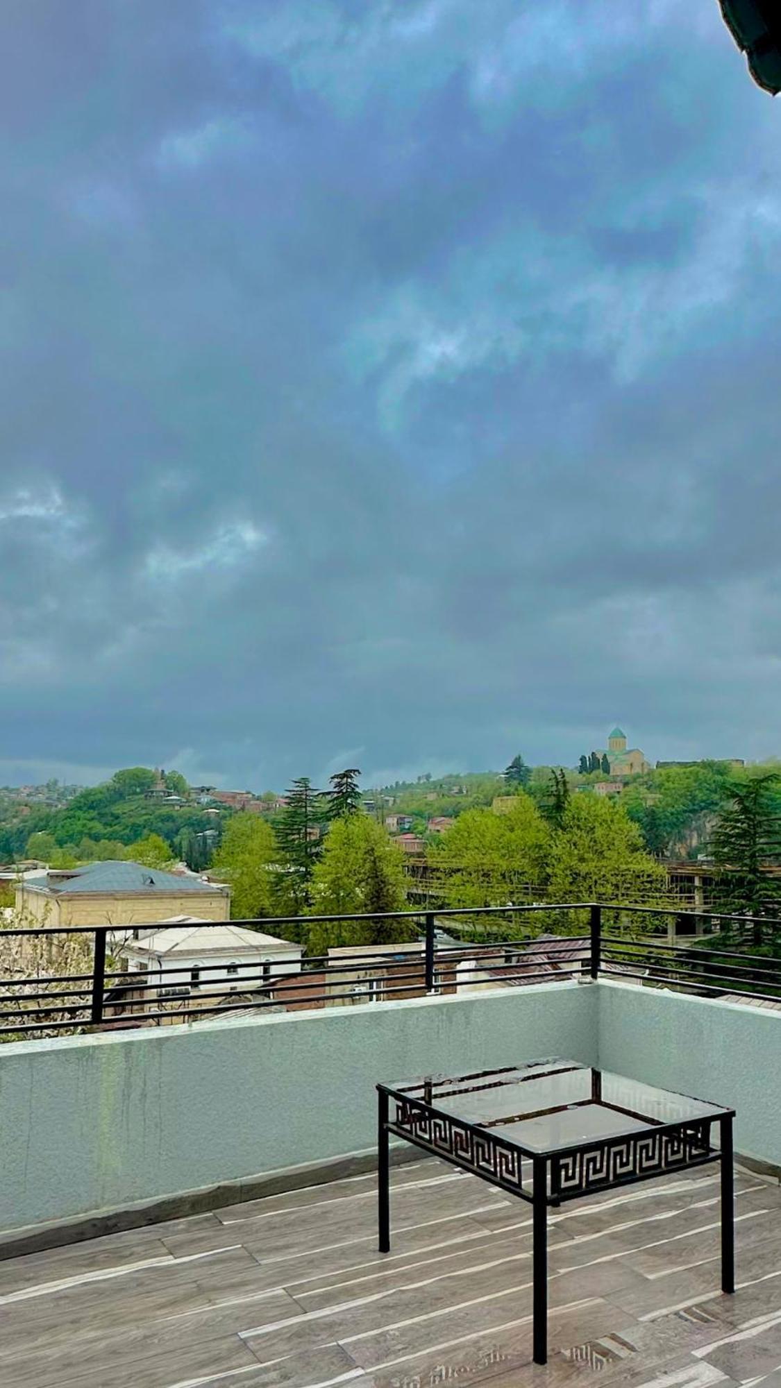 Hotel Balcony Koetaisi Buitenkant foto