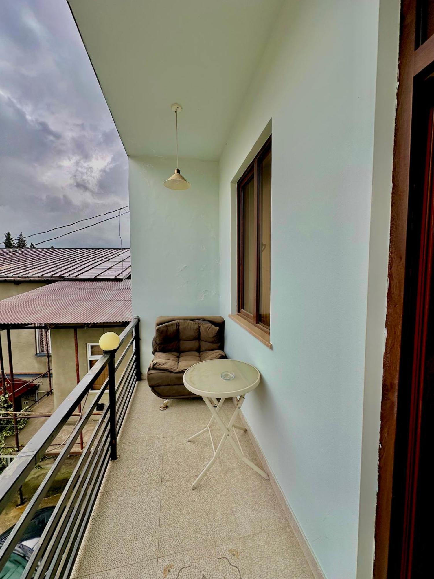 Hotel Balcony Koetaisi Buitenkant foto