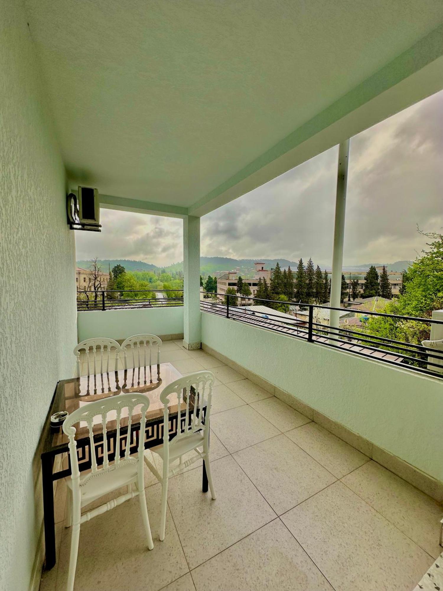 Hotel Balcony Koetaisi Buitenkant foto