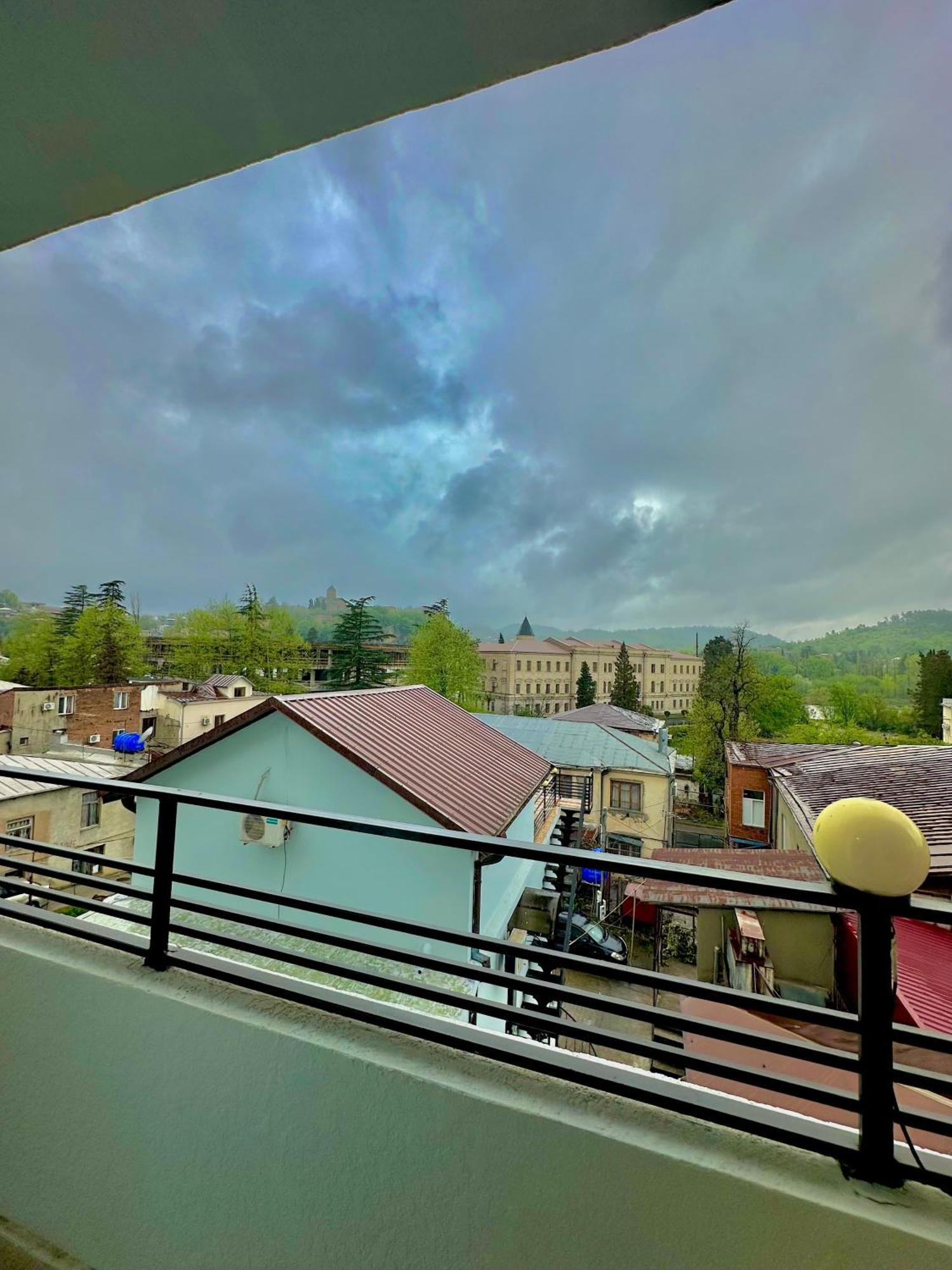 Hotel Balcony Koetaisi Buitenkant foto