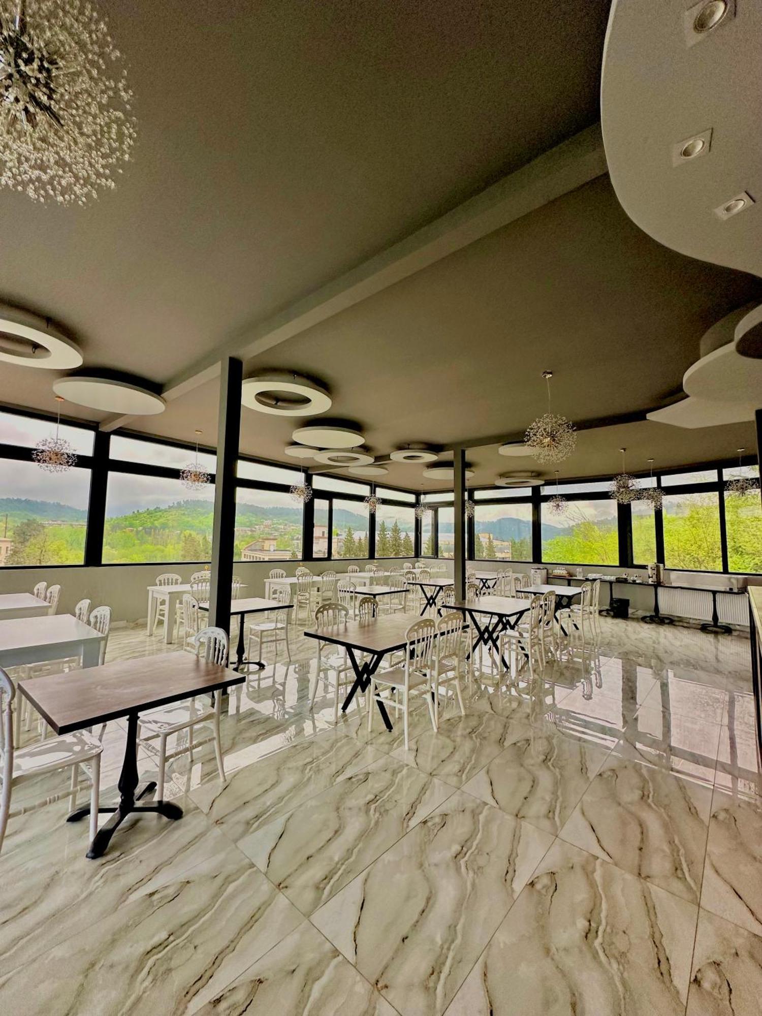 Hotel Balcony Koetaisi Buitenkant foto