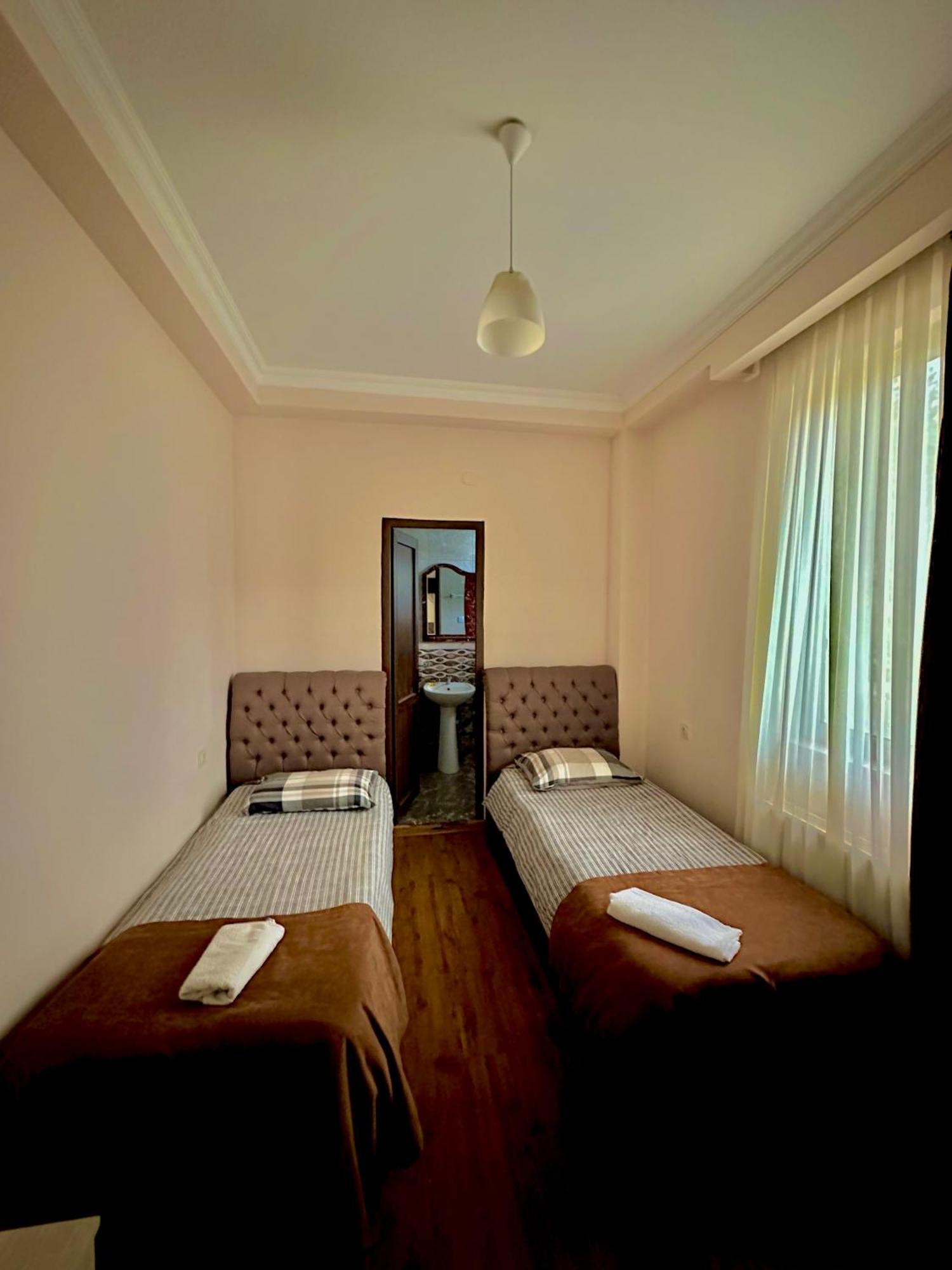 Hotel Balcony Koetaisi Buitenkant foto