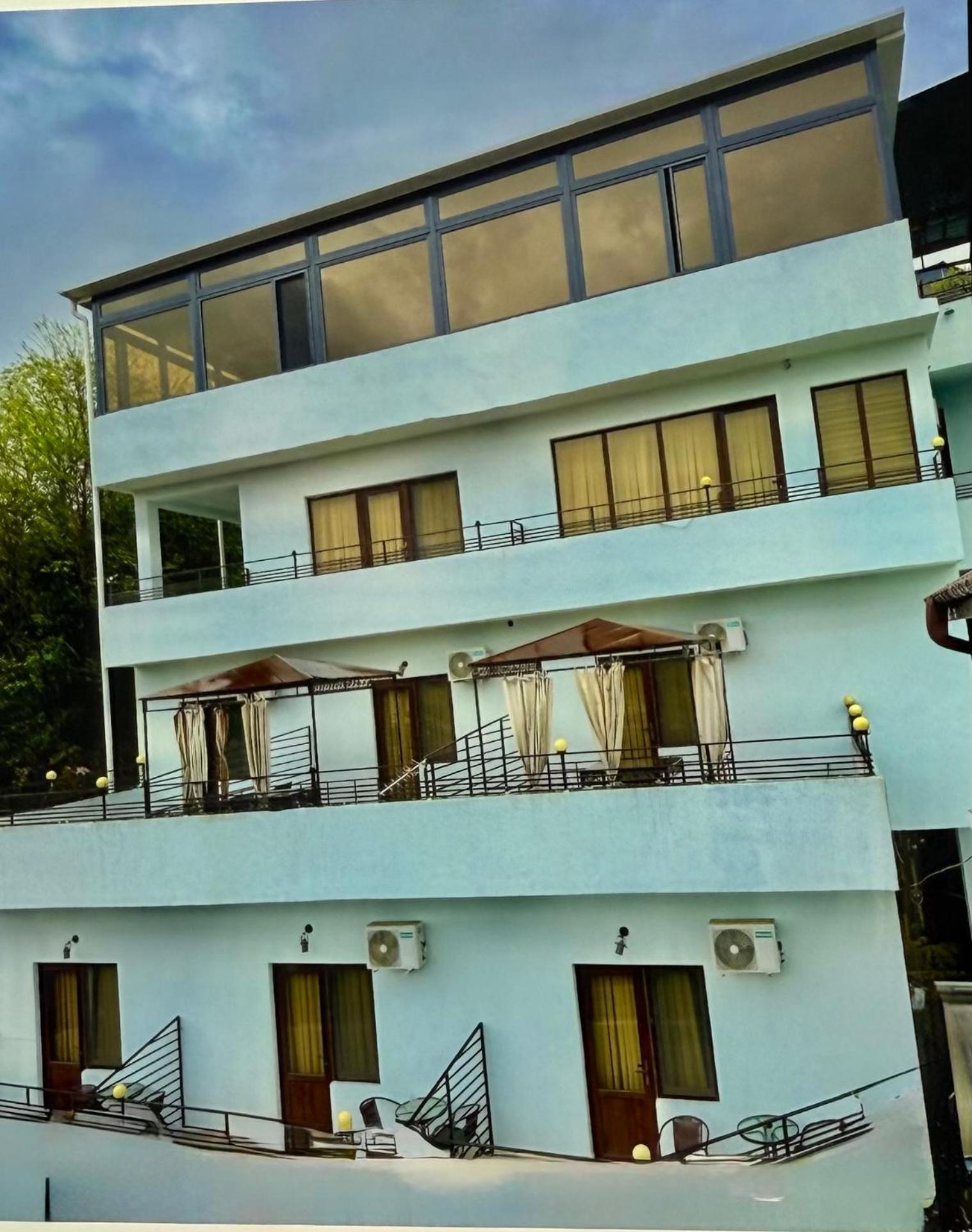 Hotel Balcony Koetaisi Buitenkant foto