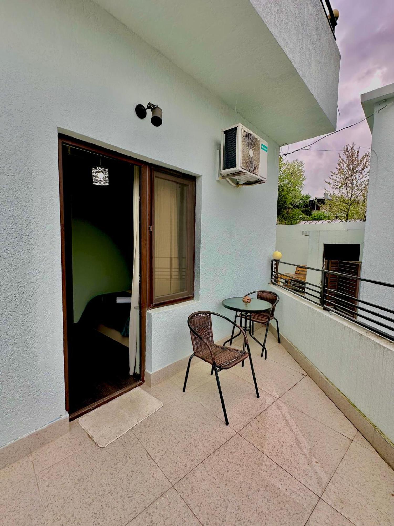 Hotel Balcony Koetaisi Buitenkant foto