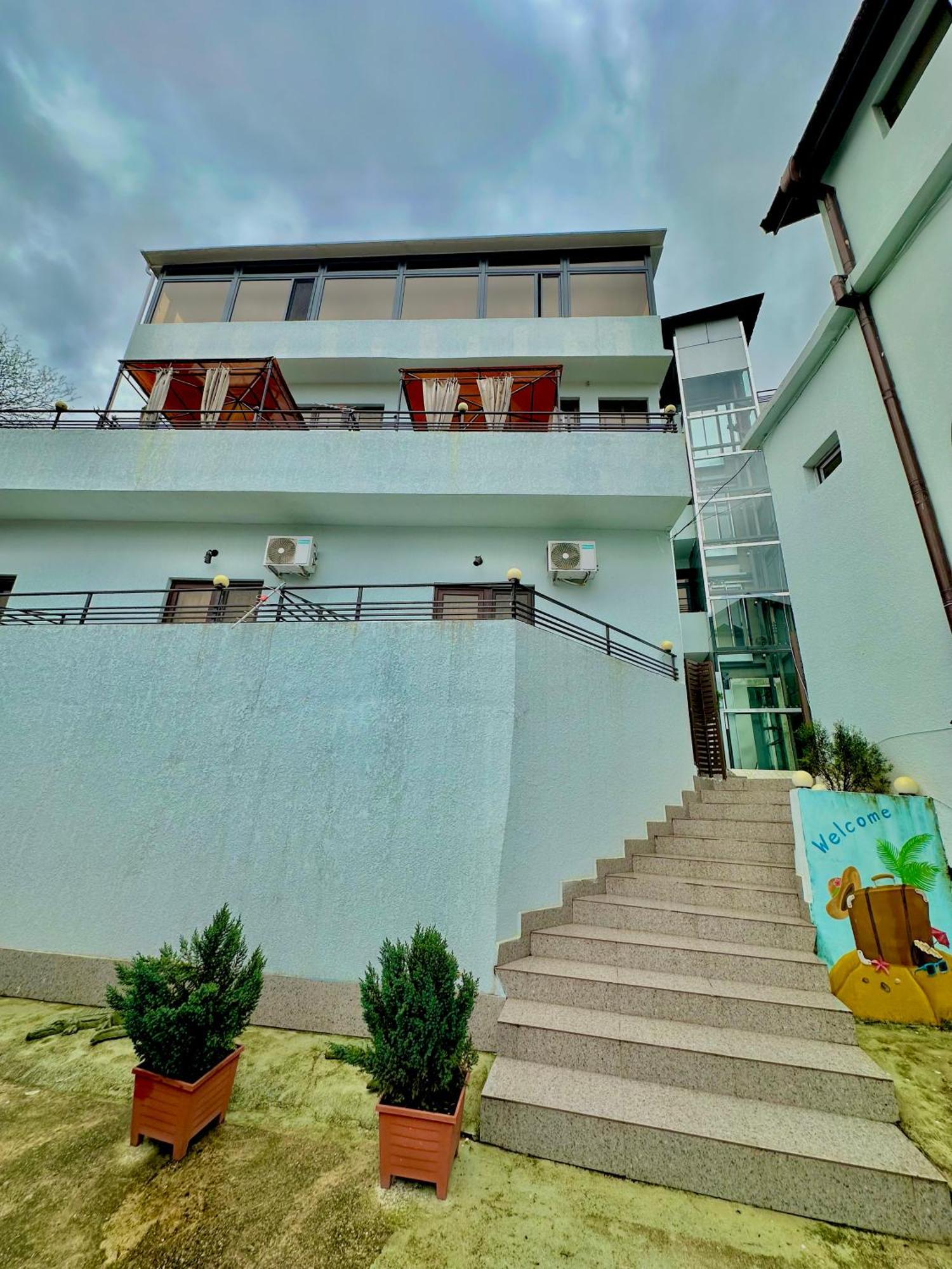 Hotel Balcony Koetaisi Buitenkant foto